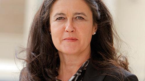 Barbla Graf, oriundamaing da Sent, lavura fingià daspö 40 ons a Turich pel Padrinadi svizzer pels cumüns da muntogna (fotografia: mad).