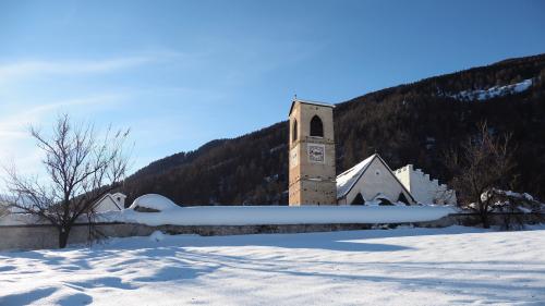 Davo il mür da sunteri da la baselgia clostrala «reposan in pasch» ils defunts da Müstair. Lur funaral es gnü fat cun gronda probabiltà tenor «instrucziun» da la persuna chi ha dat cundriz (fotografia: David Truttmann).