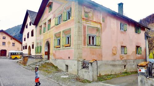 La Fundaziun Pro Guarda ha renovà la Chasa Torel immez Guarda ed ha realisà spazi d’abitar per indigens (fotografia: Urs Padrun).