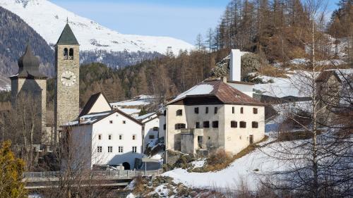 La chasa San Gion a Susch (a dretta) dess gnir integrada i’l Muzeum davo üna restoraziun (fotografia: Michael Steiner).