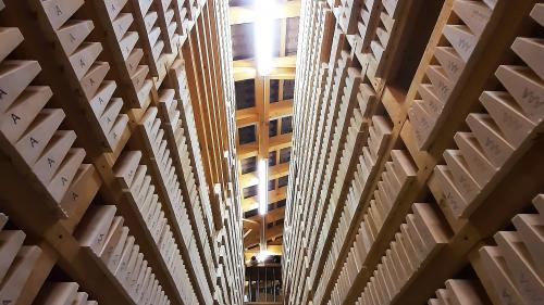 Il mantun da laina da resonanza crescha i’l magazin a Latsch – cò ün cuc traunter las curunas cun lain da resonanza per gïas (fotografia: mad).