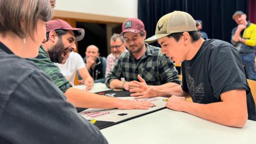 Selina Poo (a schnestra) guadogna sco prüma duonna insembel cun Moreno Margiotta il final dal deschavel Turnier da Murra a Sent cunter ils adversaris Roberto Crameri e Sandro Franziscus (fotografia: Silvio Vital).