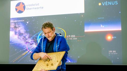 Jürg Kurt, der Leiter der Sternwarte «viadalat», gab während der AstroStunde Einblick in die aktuell spannende Konstellation der Planeten des Sonnensystems. Im Hintergrund oben das neue Logo der Sternwarte. Foto: Jon Duschletta