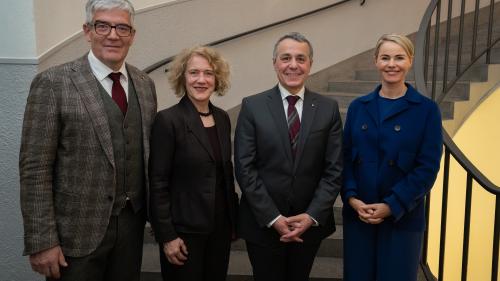 Da schnestra: il cusglier guvernativ Jon Domenic Parolini, la presidenta da la cità da Turich Corine Mauch, il cusglier federal Ignazio Cassis e la presidenta da la regenza dal chantun Turich Nathalie Rickli (fotografia: eda/dfae).