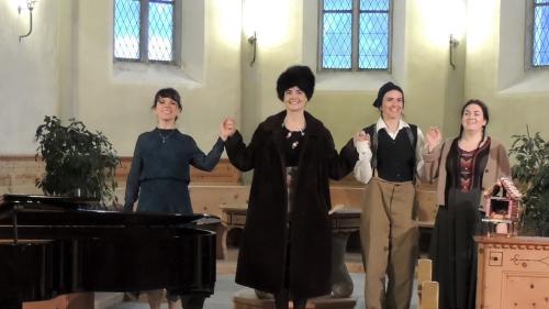 La pianista Elizaveta Parfentyeva e las acturas (da schnestra) Nora Bertogg (stria), Lisa May-Appenzeller (Ansin) e Sara-Bigna Janett (Grettina) han giodü l’applaus merità (fotografia: Benedict Stecher).