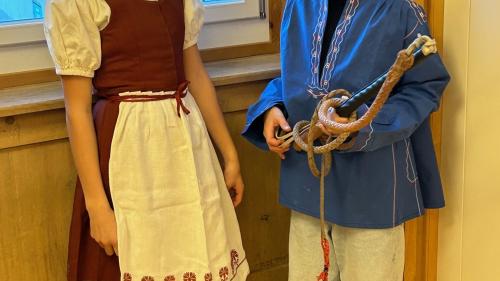 In der Oberengadiner Fassung spielen die Geschwister Luisa und Jöri Würms aus Pontresina die beiden Hauptrollen...