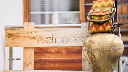 La plumpa chi’d es daspö passa quatter decennis il plü davantvart i’l cortegi da Chalandamarz a Lavin (fotografia: Michael Steiner).