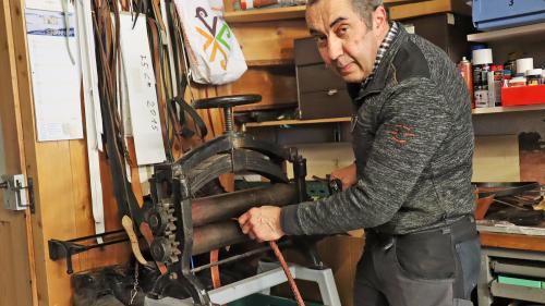 Il seller Andrea Pitsch da Müstair vi da la lavur in sia ufficina, ingio ch’el prodüa a man las giaischlas pel Chalandamarz (fotografia: Martin Camichel).