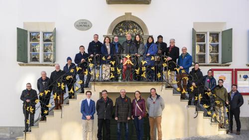 Nationalratspräsidentin Maja Riniker übermittelte in Samedan eine Grussbotschaft an die Bevölkerung. Hier auf dem Gruppenbild in der Mitte rechts, zusammen mit Regierungsmitgliedern aus Bern, Graubünden und der Gemeinde. Fotos: Giancarlo Cattaneo