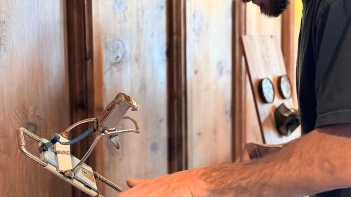 Der Künstler Severin Niggli aus La Punt bei den letzten Vorbereitungen für die Vernissage. Foto: Nicole Müller