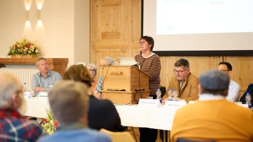 Il capo da Scuol, Aita Zanetti, d’eira invidà sco giast a la radunanza generala da la IG ZWET, «per rapreschantar la vista da tuot las abitantas ed ils abitants dal cumün», sco ch’ella ha descrit sia funcziun (fotografia: Michael Steiner).