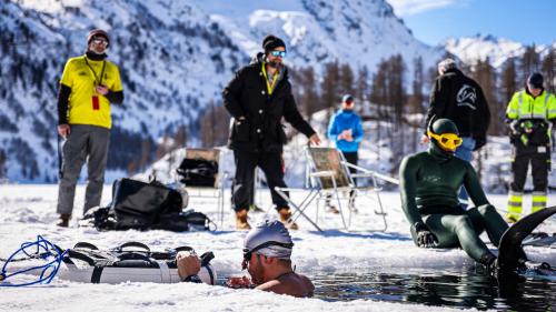 Waldemar Bruderer akklimatisierte sich über mehrere Minuten, bevor es in die Tiefen ging. Fotos: z. Vfg