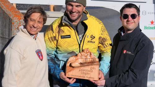 Sieger Fabio Guadagnini, flankiert von OK-Mitglied Marcus Schmid (links) und Mike Bacher, Talammann der Gemeinde Engelberg. Foto: z.Vfg