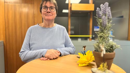 Il capo cumünal da Scuol Aita Zanetti quinta co chi va inavant culs progets dad Infra Scuol e che chi sun las sfidas turisticas dal plü grond cumün in Svizra (fotografia: Nicolo Bass).