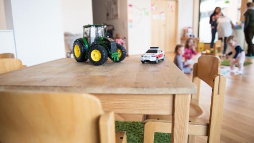 Avaunt duos ans ho il chantun Grischun decis da vulair introdür ün nouv sistem da sustegn per la chüra in canortas. Ma quel nouv model da promoziun ho retard, el dess però entrer in vigur  l’avuost 2025 (fotografia: Philipp Baer).