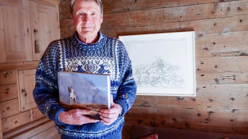 Der Zernezer Wildtierbiologe Heinrich Haller und sein neues Buch zu Wesen, Leben und Wirken des Wolfs. Foto: Jon Duschletta