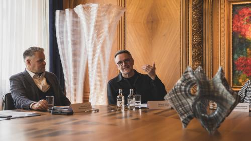 Origen-Intendant Giovanni Netzer (rechts) während der Medienorientierung in Chur. Links Hans-Peter Rest, GKB-Kommunikation. Foto: Benjamin Hofer/Origen