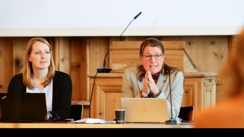Die Vorsitzende der Präsidentenkonferenz der Region Maloja, Barbara Aeschbacher (rechts). Neben ihr Jenny Kollmar, die Geschäftsleiterin der Region Maloja. Foto: Jon Duschletta