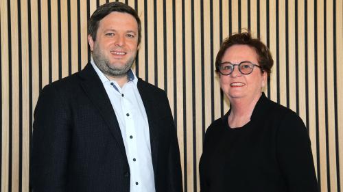 Corina Casanova surdà a partir dal 1. avrigl il presidi dal cussagl da fundaziun da la FMR a Jon Pult (fotografia: Hans Huonder).