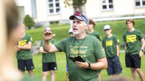 Odd «Otti» Kare Sivertsten ist Trainer an der Sportklasse des HIF und selber bereits eine Institution. Foto: Mayk Wendt