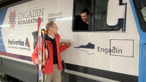 Der Engadin Skimarathon. Für Direktor Renato Fasciati eine willkommene Gelegenheit, sich mit den Mitarbeitenden auszutauschen. Foto: Andrea Gutgsell