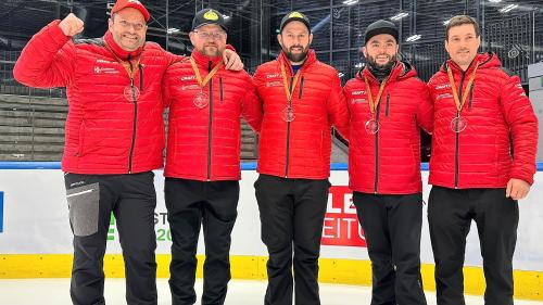 Die Schweizer Nationalmannschaft mit Fabian Spiess (von links), Heinz Knörri, Tobias Bischoff, Christian Martin und dem Unterengadiner Claudio Mathieu gewinnen WM-Bronze in der Eisstock-Königsdisziplin. Foto: z. Vfg