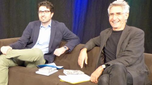 Martin Camenisch e Clà Riatsch han tut suot la marella al Tavulin litterar las metodas ed ils instrumaints dad auturas ed autuors (fotografia: Flurin Andry).