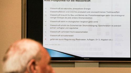 Der ehemalige Axpo-VR-Präsident Robert Lombardini listete unter anderem die Vorzüge der Wasserkraft auf. Foto: Jon Duschletta 