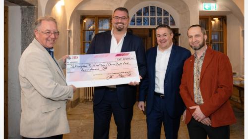 v.l.n.r. Lucian Schucan (Präsident Kulturarchiv), Giovanni Tordi, Franco Borromini (beide UBS St. Moritz), Kurt Gritsch (Leiter Kulturarchiv) 