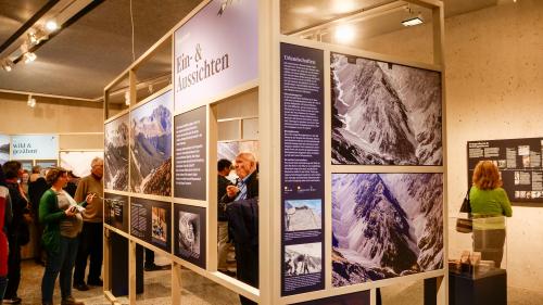 «Ein- und Aussichten», einer von sieben Themenbereichen der neuen Ausstellung im Nationalparkzentrum hält sowohl inhaltlich als auch in der Umsetzung, was er im Titel verspricht. Fotos: Jon Duschletta