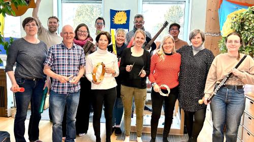 Hinten: Eric Agrippi, ­Sara Nicca, Andrè Gemassmer, Sibylle Häberli, Patrik Würms, Curdin ­Nicolay. Vorne: Monica Conrad, Iniziant Daniel Manzoni, Fadrina Pünter, ­Michelle Freund, Annamarie Agrippi, Tanja Clalüna und Chiara Cortesi. Foto: z. Vfg