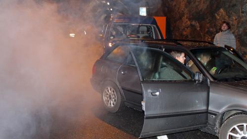 Pro l’exercizi vaiva chaschunà ün bus ün accidaint cun fö immez il tunnel (fotografia: Seraina Kuntner/OEE).