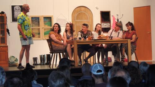 Las famiglias Hector e Corv pro’l püschain in lur chasa da vacanzas cumünaivla i’l Tessin (fotografia: Benedict Stecher).