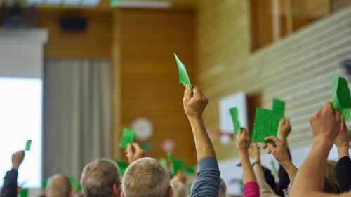 Democrazia viva illa sala da gimnastica a Sta. Maria: 176 persunas s’han partecipadas a las decisiuns da la radunanza cumünala in marcurdi saira (fotografia: Michael Steiner).