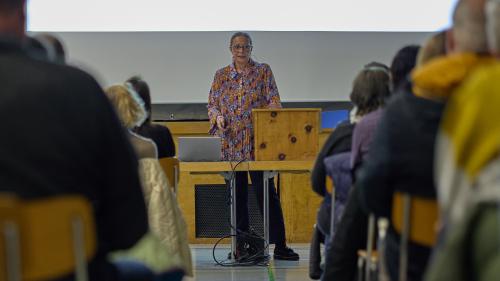 Gabriella Binkert Becchetti ha plaschair da la decisiun da la Drettüra superiura dal chantun Grischun a reguard il proget turistic La Sassa (fotografia: Michael Steiner). 