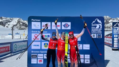 Die Siegerin Marina Kälin mit der zweitplatzierten Gruber Ilaria (Nr. 4) und Sarah Hofmann vom SC Oberstaufen Deutschland. Foto: Curdin Perl