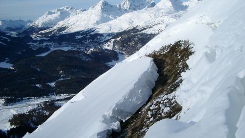 Sogenannte «Fischmäuler» gelten als Frühwarnsignal für Gleitschneelawinen. Rechts: 44 Sensoren wurden am Hang installiert, an dem im Winter Gleitschneelawinen abgehen. Foto: Frank Techel / SLF; Amelie Fees / SLF
