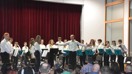 La Musica da giuvenils La Plaiv-Zernez suot la bachetta da Reto Lehner ha invidà in sonda saira a concert a Zernez (fotografia: Nicolo Bass).