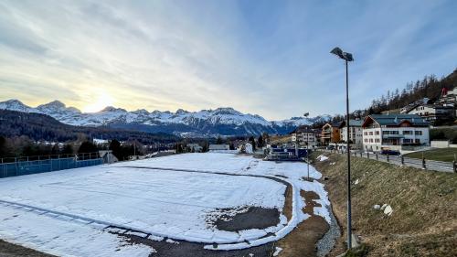 Sportplatz Roseg. Hier plant die Gemeinde Pontresina den Ausbau des bestehenden Spiel-, Sport- und Eisplatzes. Private Investoren planen hier auch das Hotel «Flaz». Fotos: Jon Duschletta