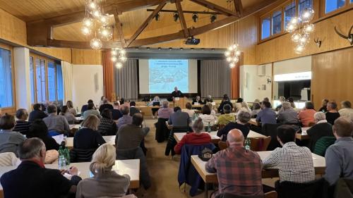 Der gut besuchte Saal verlangte eine schriftliche Abstimmung über die Spitalabstimmung. Foto: Andrea Gutgsell