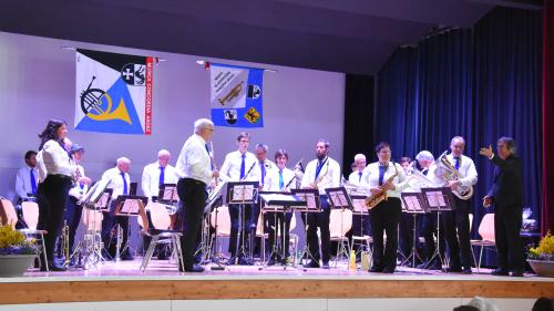 La Società da musica Concordia Ardez, suot la bachetta da Reto Mayer... (fotografia: Nicolo Bass).