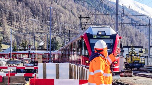 Die Rhätische Bahn investiert heuer über 250 Millionen Franken in die Infrastruktur. Dies hat an verschiedenen Orten Einfluss auf die 
Fahrplanstabilität.  Archivbilder: Jon Duschletta