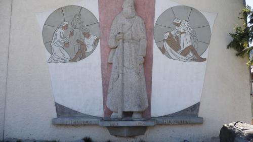 La sculptura dal pader Theodosius as rechatta daspö la fin dals ons 1960 vi da la fatschada da la scoula a Müstair. Pella renovaziun ha la sculptura da gnir allontanada (fotografia: Martin Camichel/fmr).