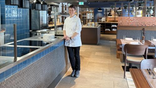 Chefköchin Kari Walker in ihrer neuen Küche. Foto: Fadrina Hofmann