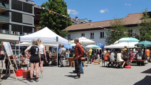 Grond travasch in sonda sülla plazza da scoula, ils locals da la scoula libra sun in l’edifizi davovart (fotografia: Benedict Stecher).
