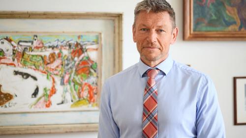 Da Wales via Schanghai e Dubai a Ftan: Jared Nolan es daspö quist on da scoula il directer da l’Institut Otalpin Ftan. fotografias: Michael Steiner