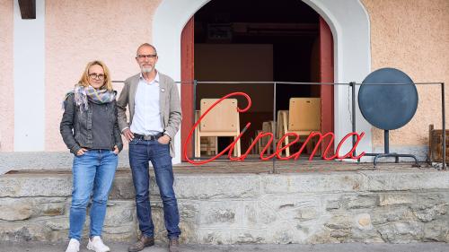 L’emigranta e l’immigrant da Lavin chi han realisà insembel il film documentar «Exodus»: Chatrina Gaudenz ed Kurt Reinhard.  fotografias: Michael Steiner/Kurt Bernhard