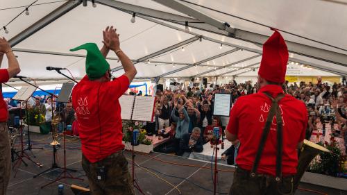 Gute Stimmung mit den "7 nanins da Scuol". Foto: Noa Luzzi