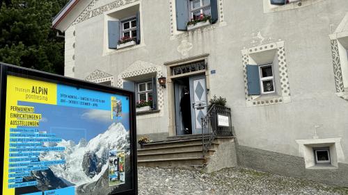 Die neue Sonderausstellung zu den Lawinenverbauungen in Pontresina ist eröffnet. Foto: Fadrina Hofmann