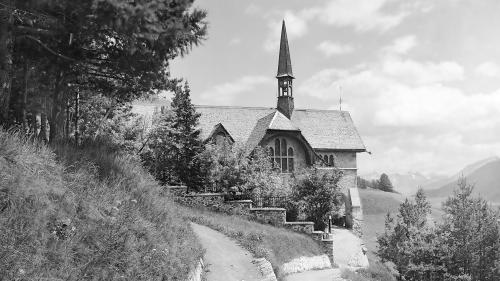 Culla fabrica da la nouva chesa da scoula a Samedan es la Baselgia inglaisa svanida. fotografia: mad